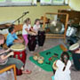 Trommel -Gruppenunterricht mit Kindern 